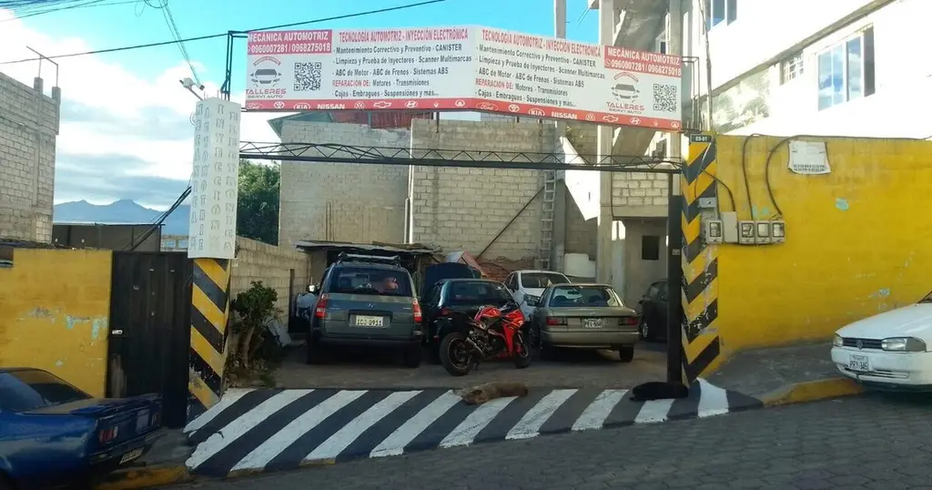 Taller mecánico cerca de Chillogallo — fachada actual de Talleres Servi Auto en Tréboles del Sur, Av. La Cocha