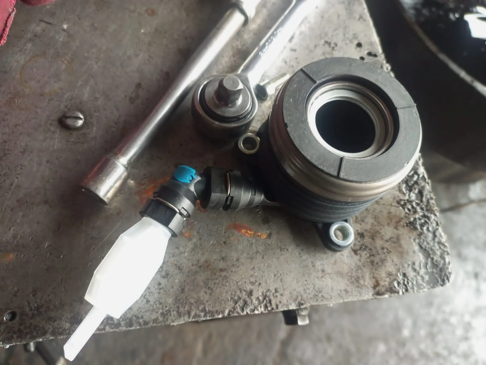 Tapa de válvulas desmontada durante un trabajo de ABC de motor en Talleres Servi Auto, sur de Quito